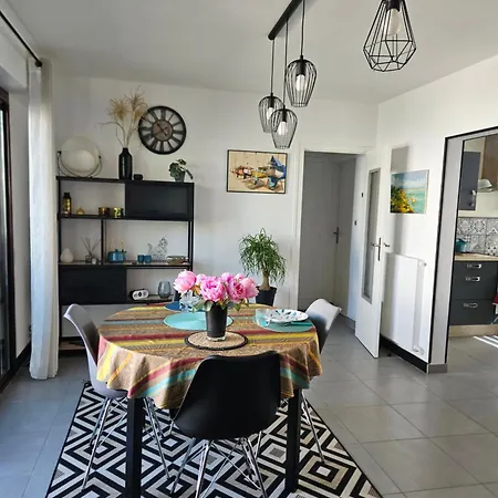 De Charme , Royan, Proche Avec Balcon. *