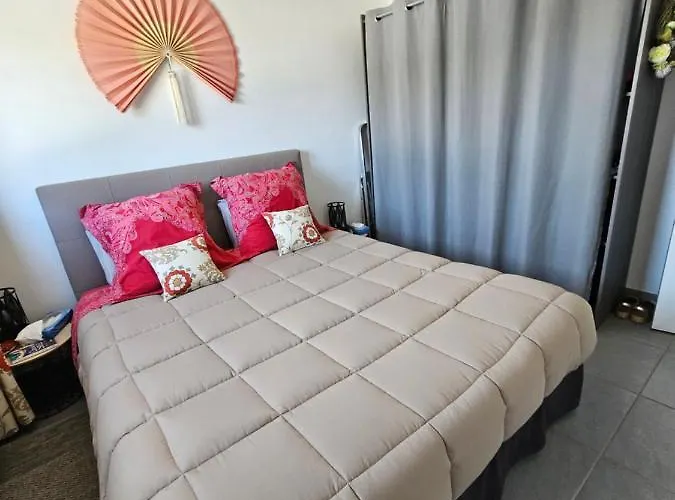 De Charme , Royan, Proche Avec Balcon. Royan