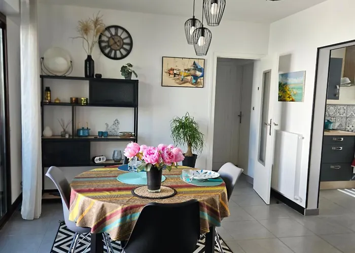 De Charme , Royan, Proche Avec Balcon. *